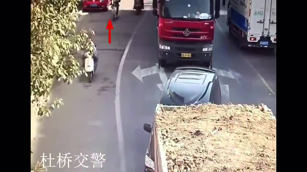 电动车乱穿被大货车卷入车下，估计这辈子都不敢了  ​