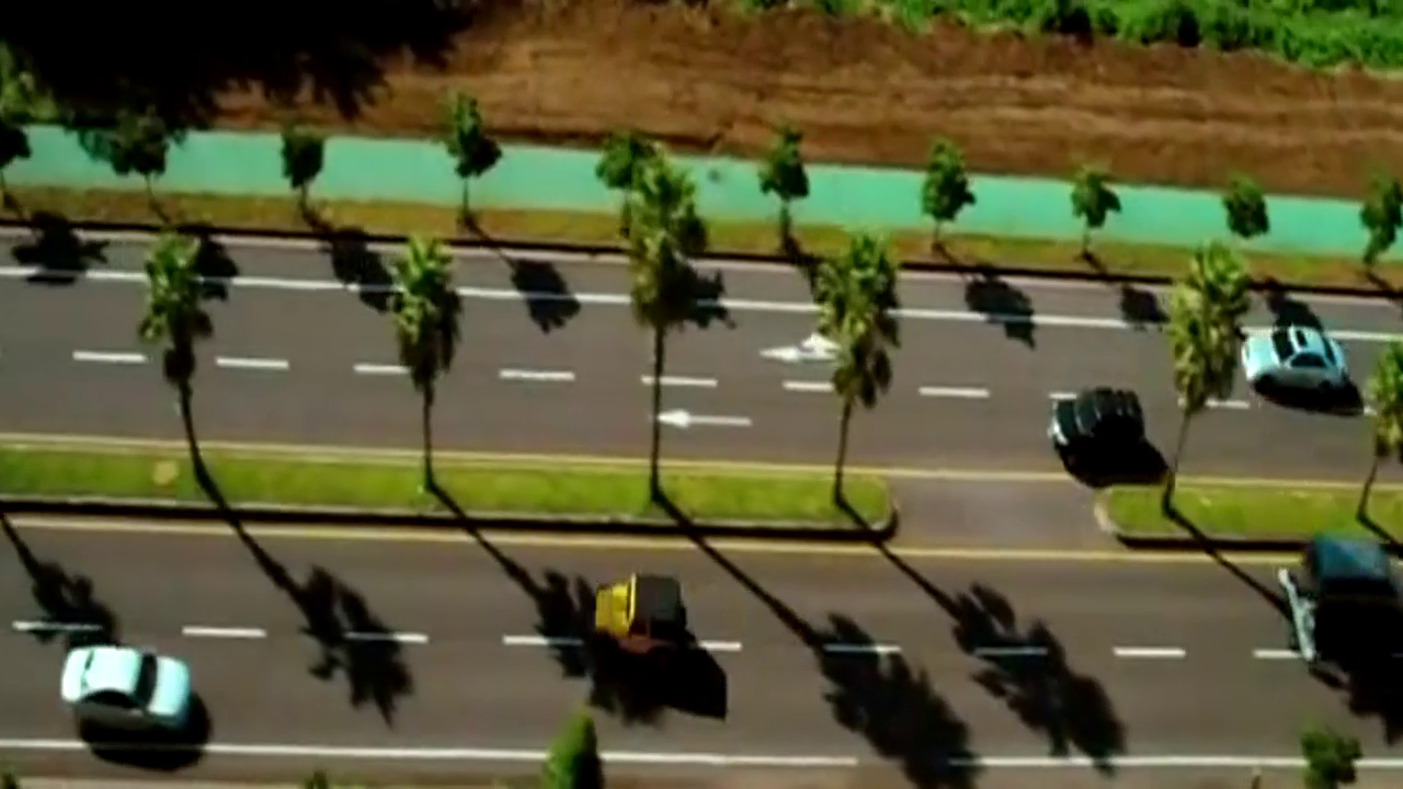 真厉害，惊奔驰吉飙车司机竟然加速撞飞挡路SUV