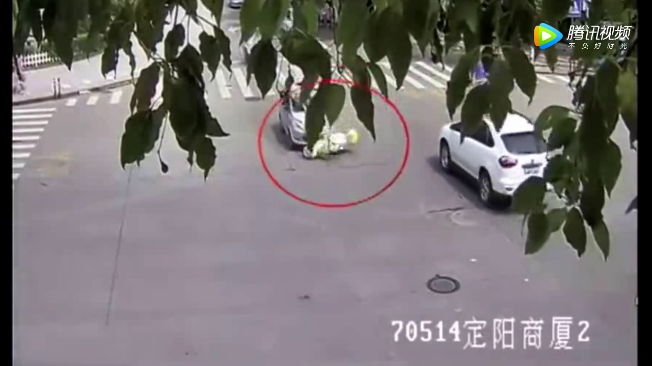 电动车女司机闯红灯，接下来一幕，她再也没有机会闯红灯了！