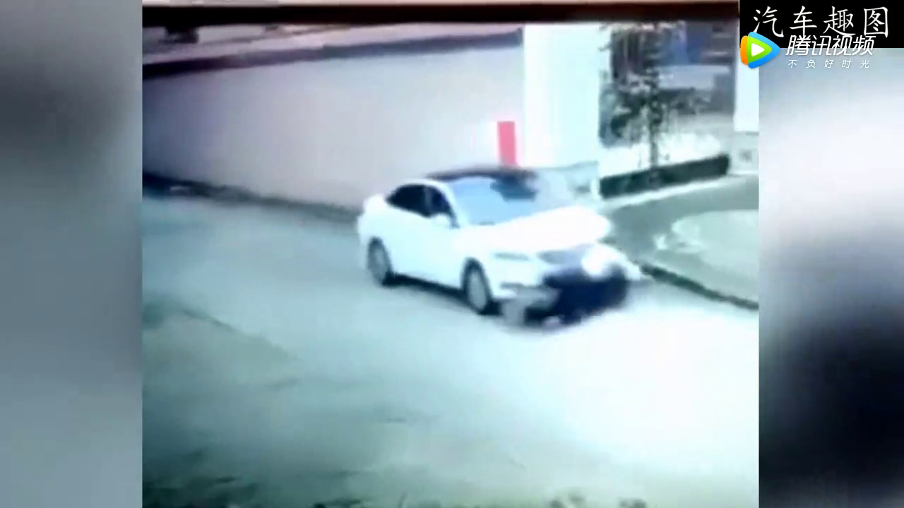电动车已经躲到墙角，这辆白色轿车还是撞了过来！