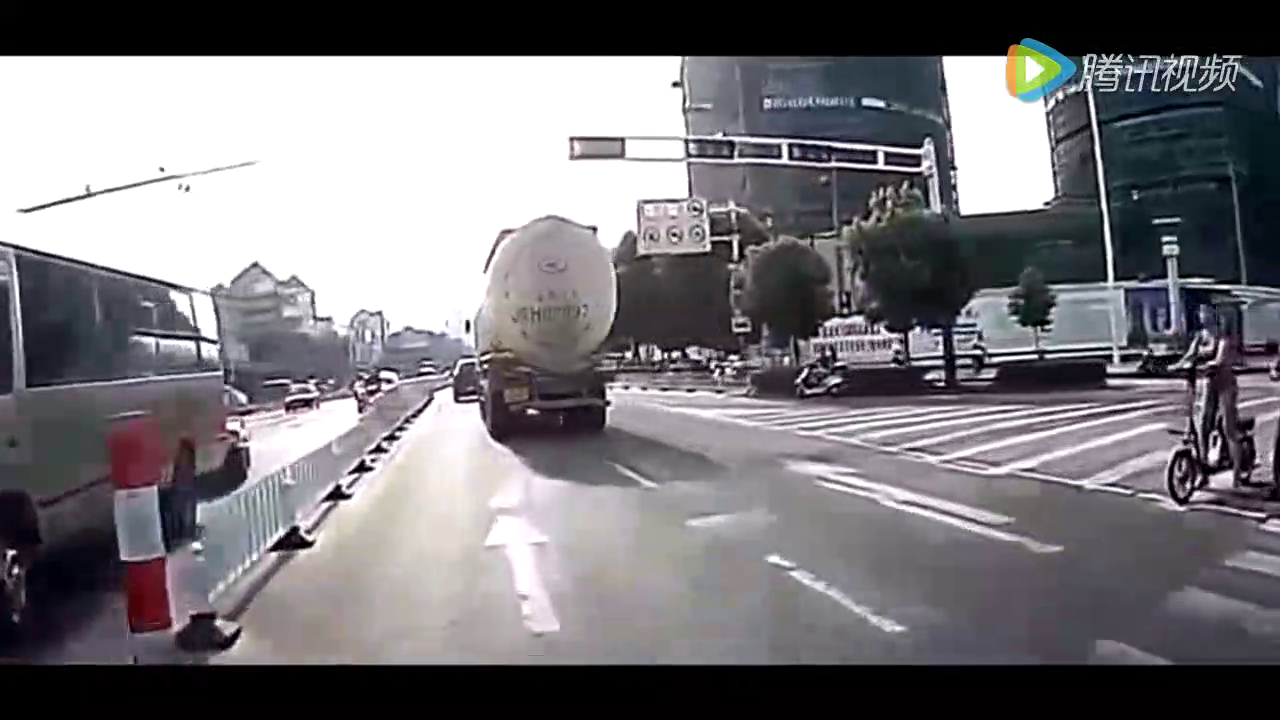 电动车有车道你不走，非要和大货车抢道，最后电动车司机后悔了