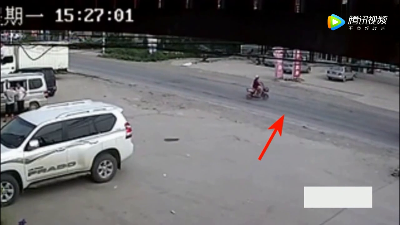 为什么老司机都讨厌电动车，监控拍下害人的一幕