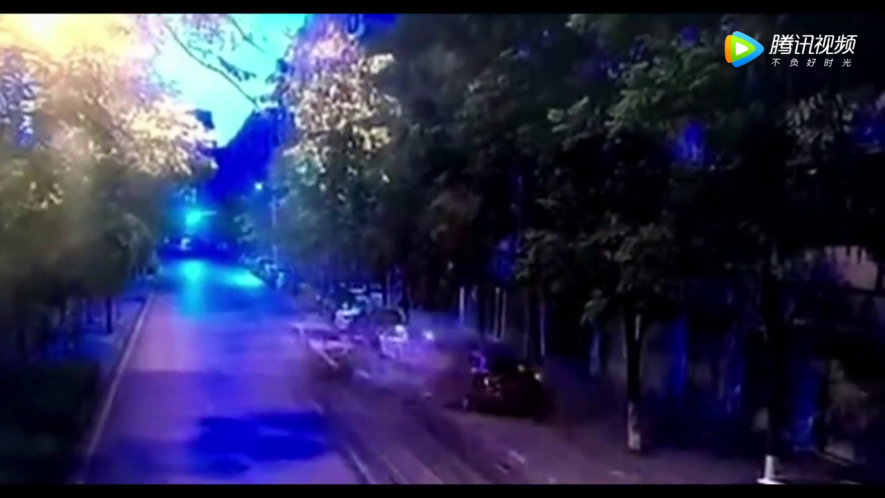 停在路边轿车没想到，会遭SUV这样要命一撞