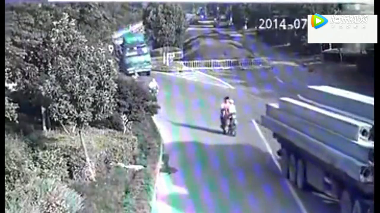 大货车为救下前面电动车，做出惊人举动，所有人看哭了