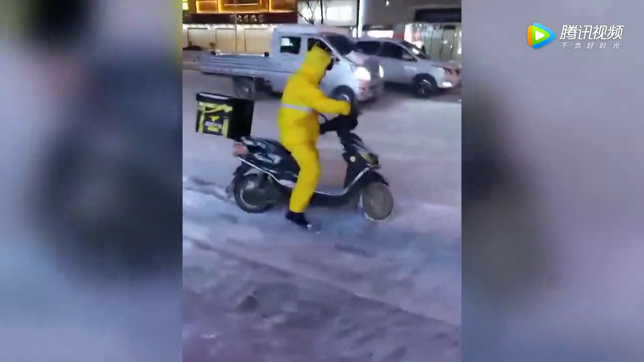下雪天敢骑电动车出门的都是牛人，没点技术敢这样玩吗