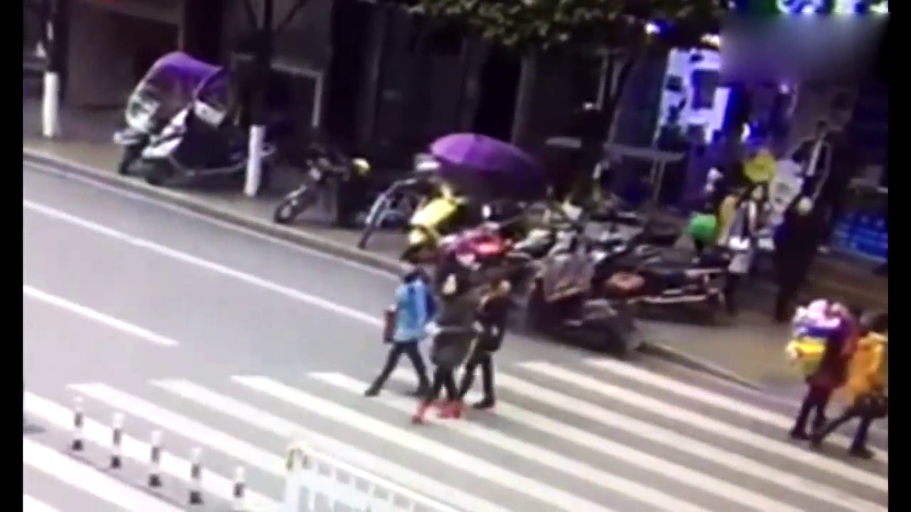 又是一起斑马线不减速教训，这辆出租车就是教训