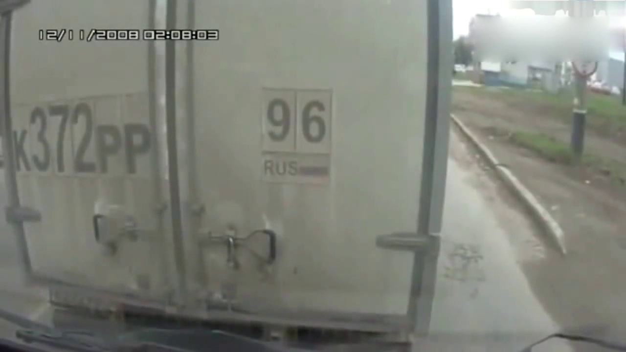 SUV强行加塞，大货车就是不让，接下来的场景让司机乐坏了！