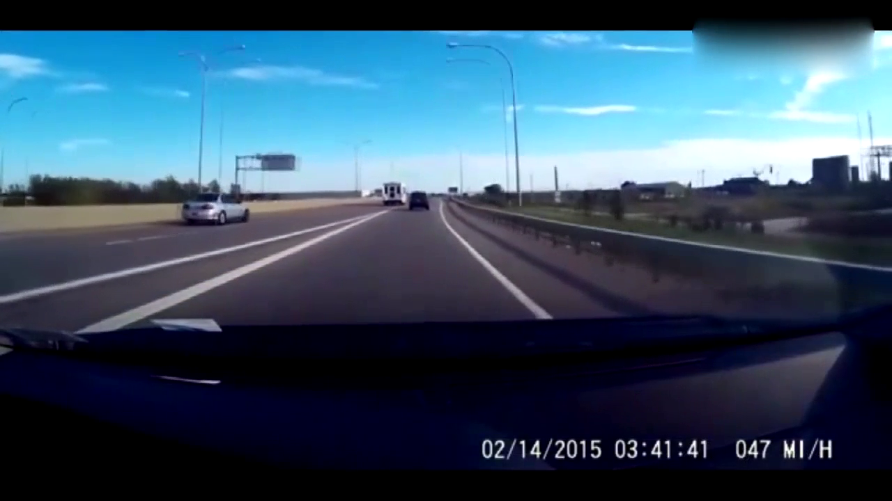 SUV随意变道，银色小车忍无可忍，最后车毁人亡