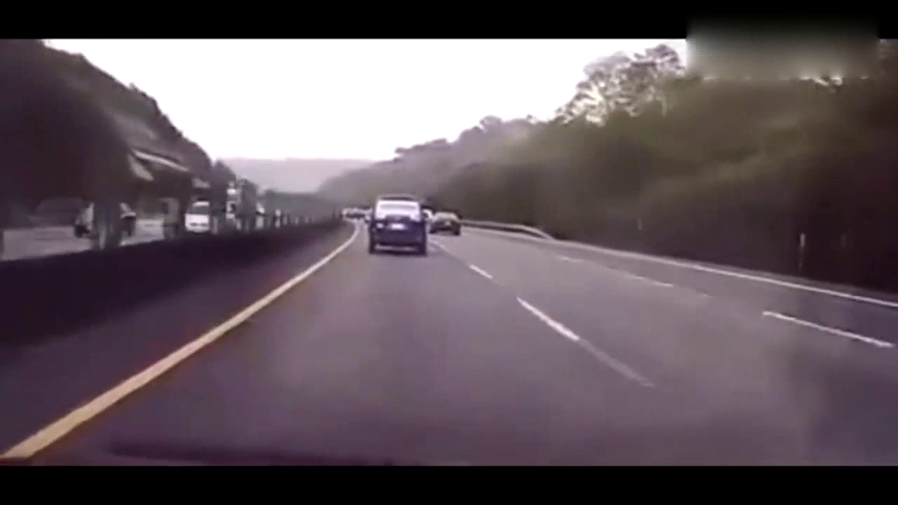 SUV高速上从右侧超车后又连续变道，黑色小车为避让车毁人亡