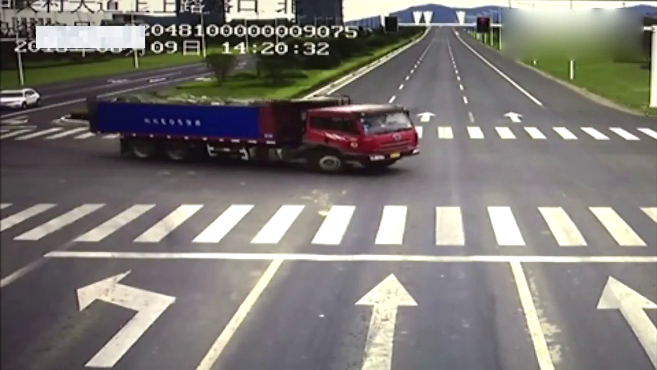 SUV闯红灯刹车都没踩，直直的钻到大货车车底