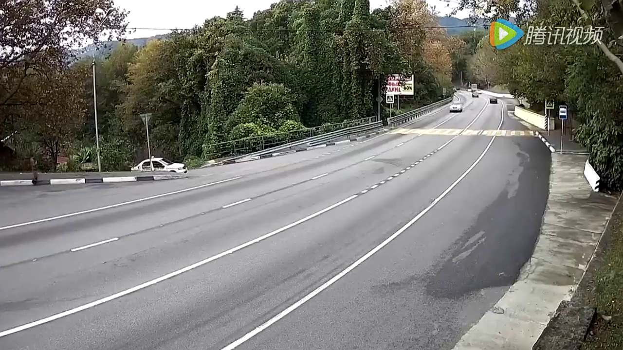 实拍白色轿车突然变道 轻轻一碰SUV瞬间翻车