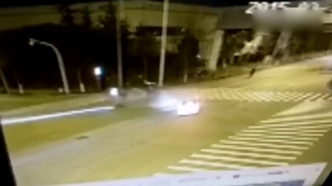 太惨了 轿车撞翻SUV 车内飞出婴儿