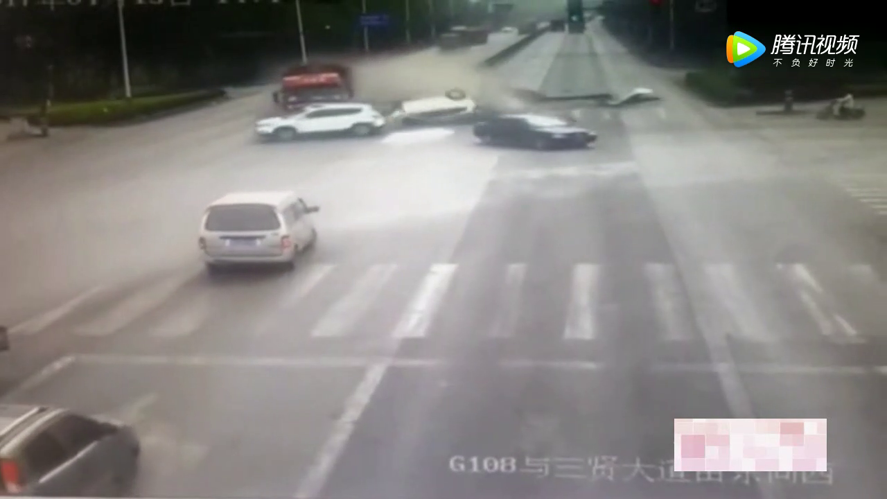 电动车肆无忌惮的闯红灯，接下来一幕不能怪大货车