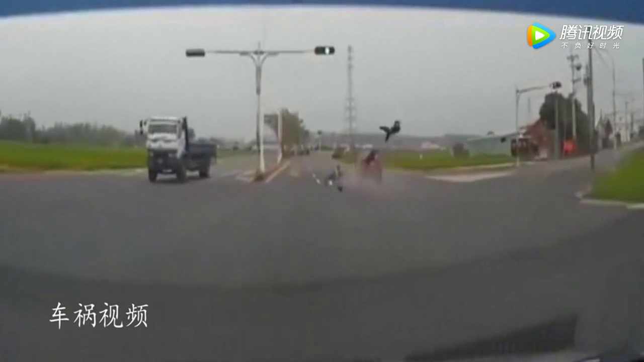 电动车闯红灯被撞飞，接下来一幕更是让人愤怒