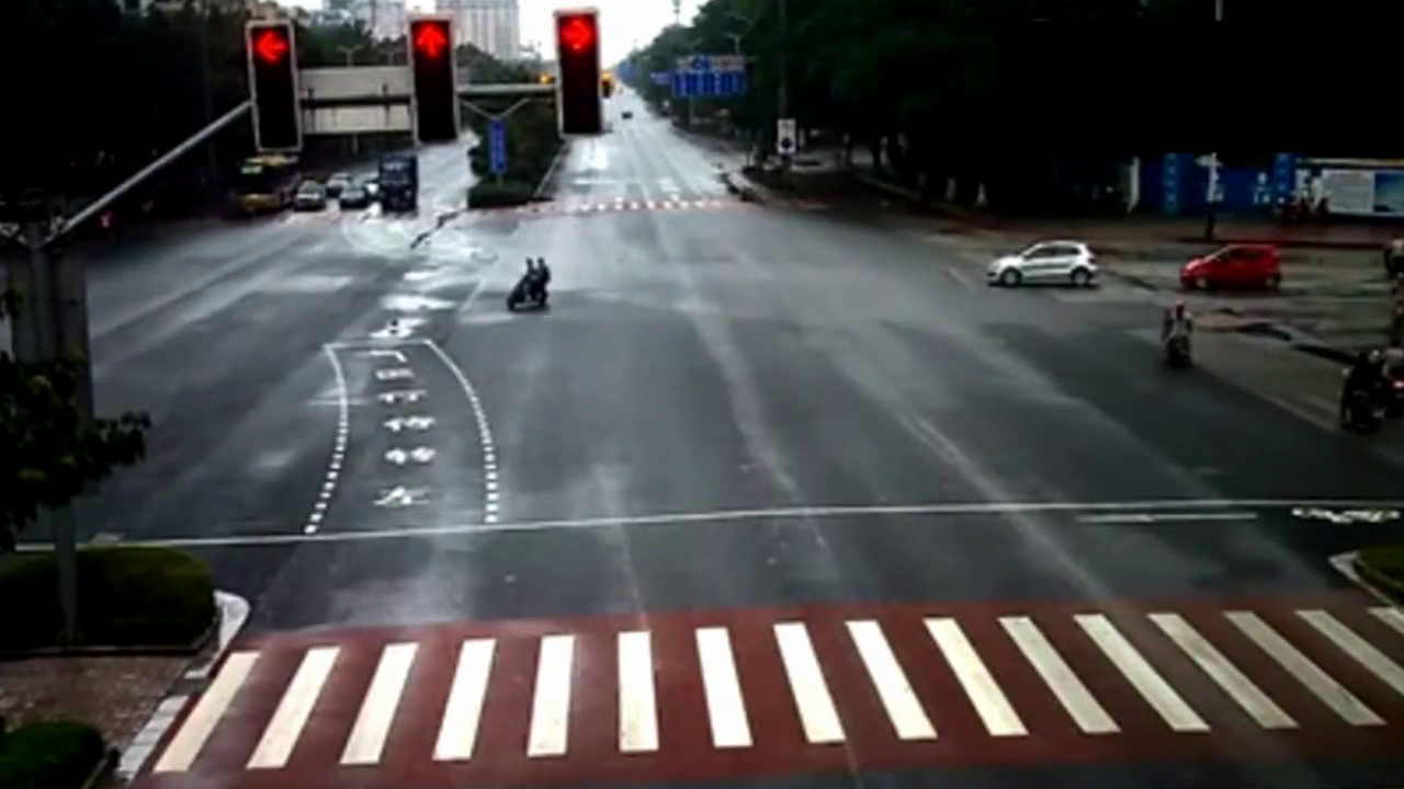 电动车被撞成了这样，谁能想到是红色轿车闯了红灯！