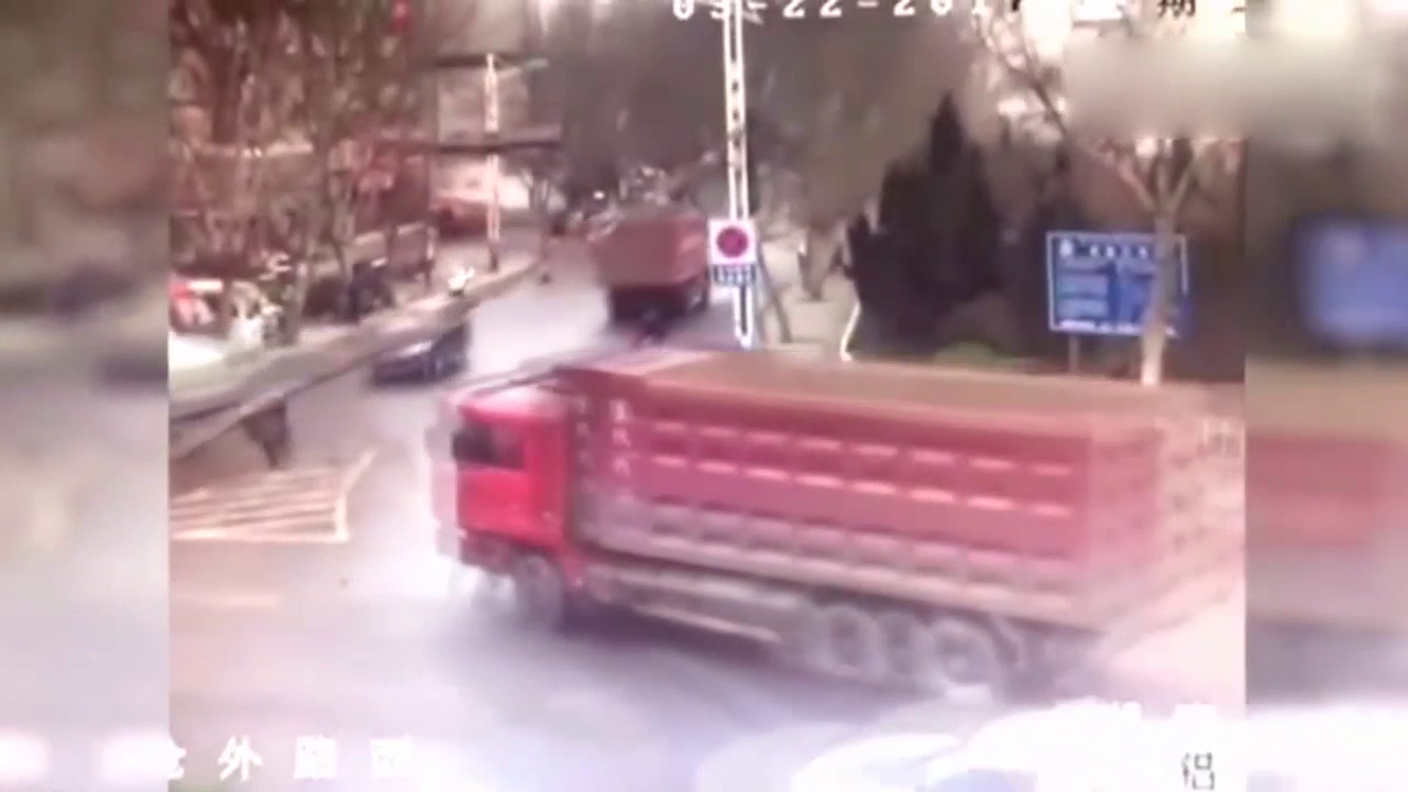 电动车在大货车面前突然转弯，监控拍下接下来令人心碎一幕！