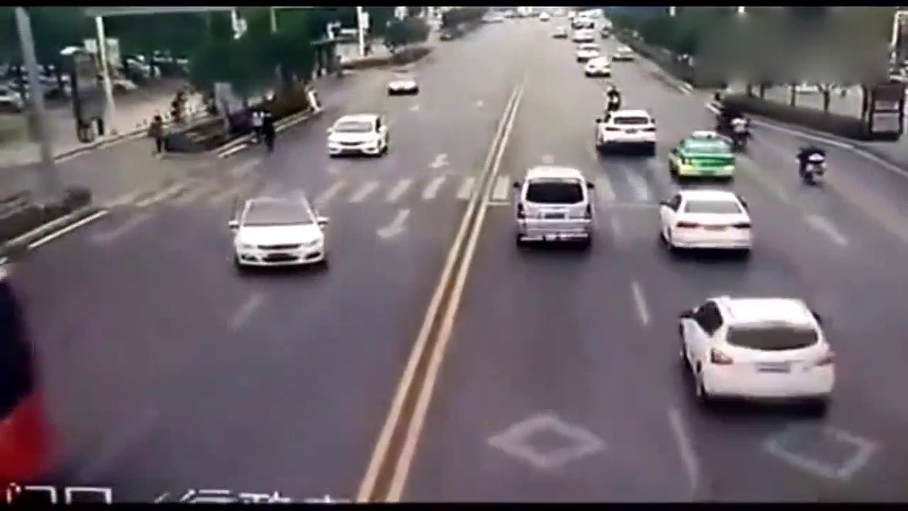 电动车嚣张逆行，想不到竟落得如此下场！