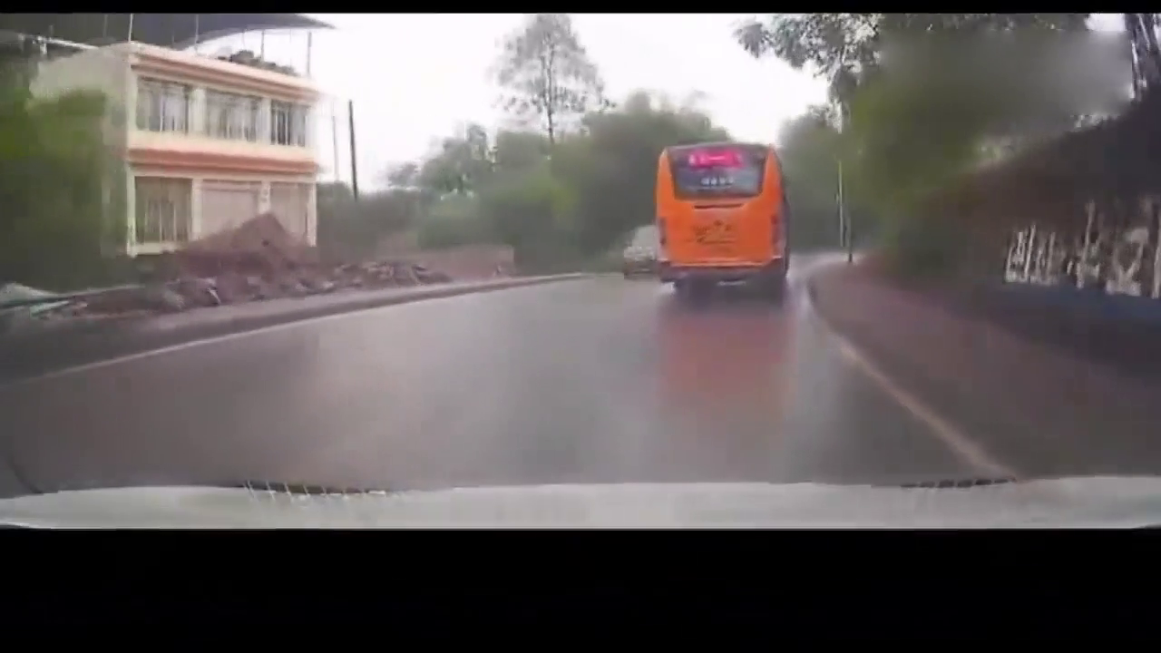 电动车弯道与公交车对撞，当场命丧马路