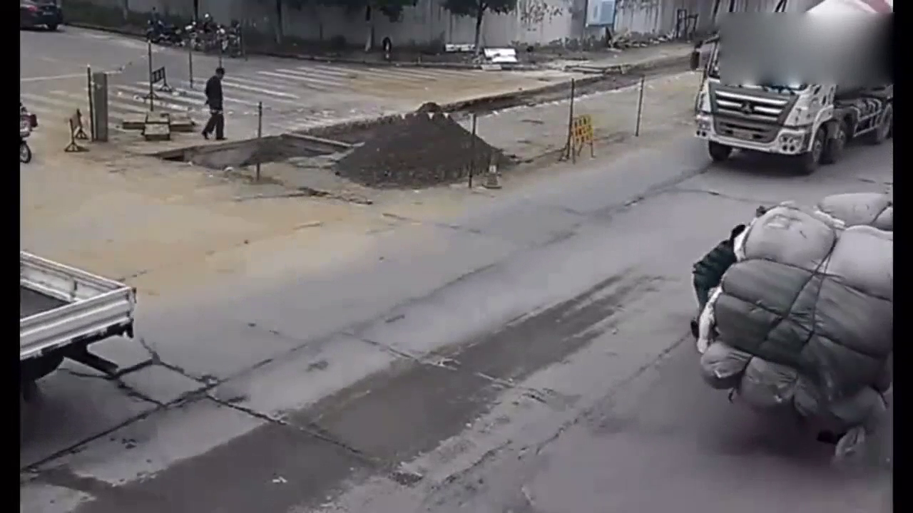 电动车男子为活命，做出了惊人的举动