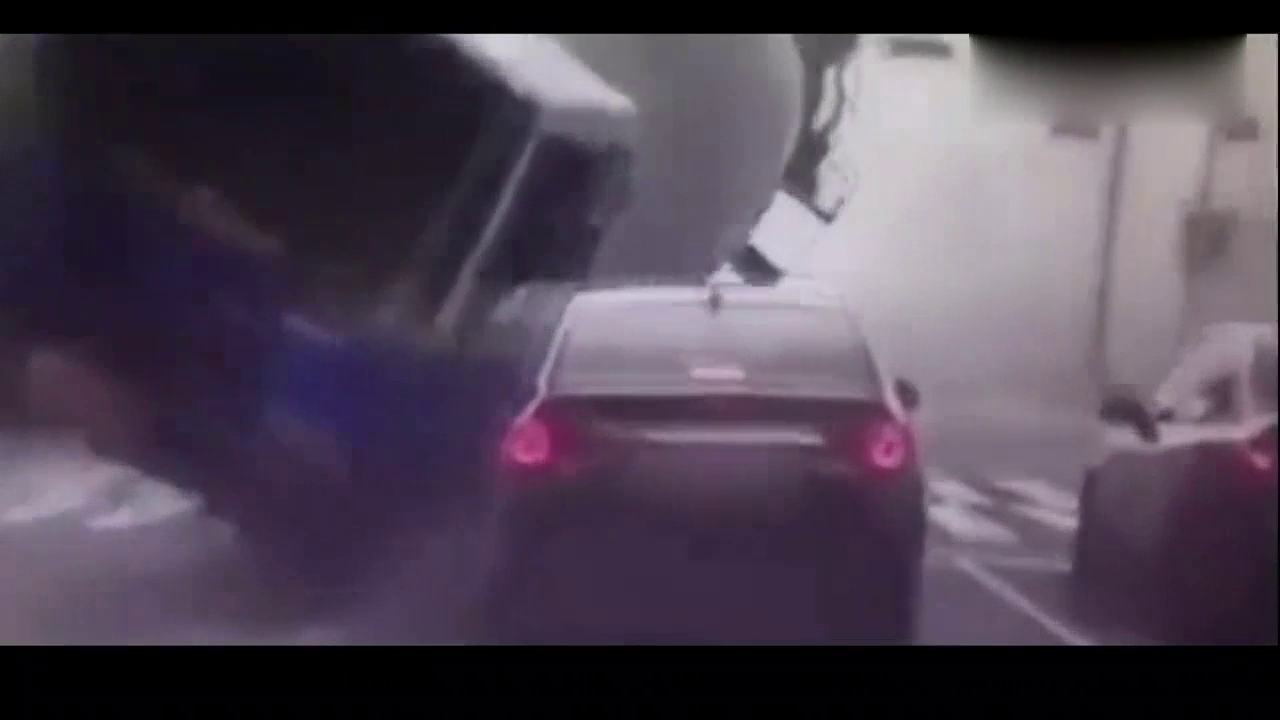 电动车试图抢红灯 一个动作害死了轿车里的一家老小