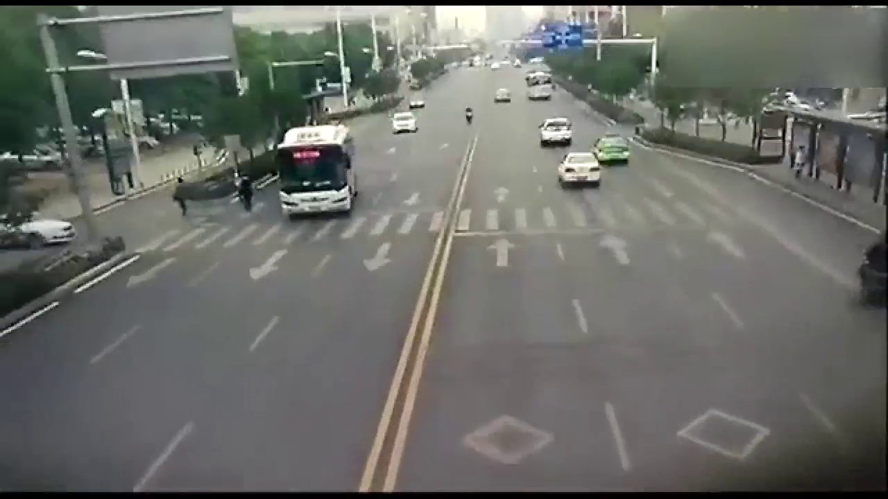 电动车这样作死，谁也救不了你，小哥逆行惨遭撞飞