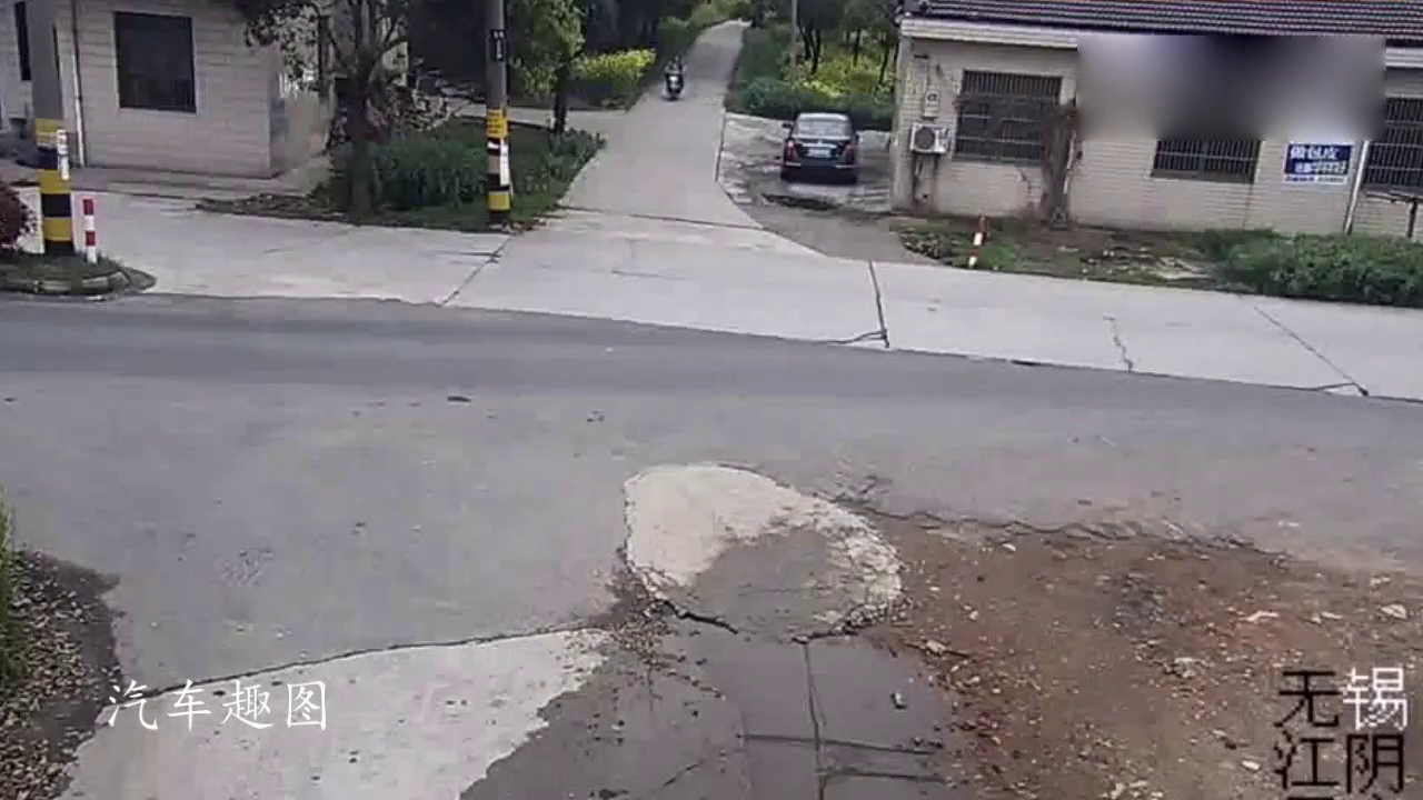 电动车大妈如果往右边看一眼，也不会发生这一幕了！