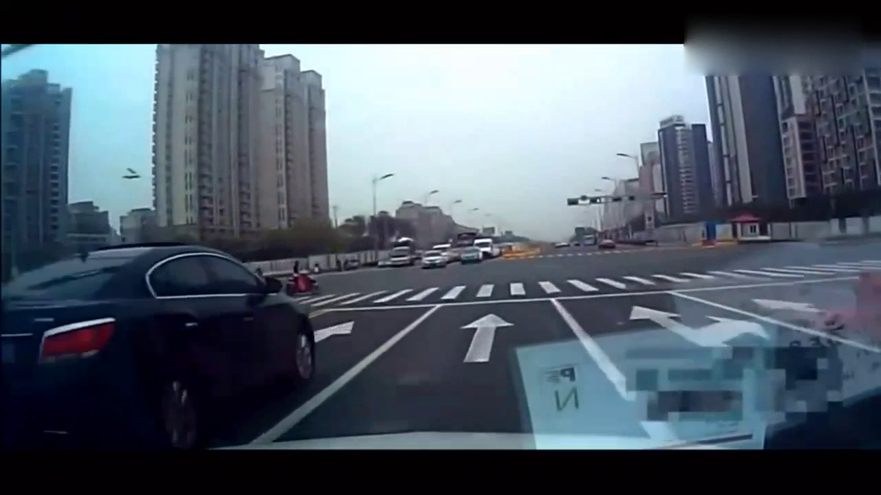 电动车闯红灯,本以为别克注定背黑锅,没想到他把锅甩给了奥迪