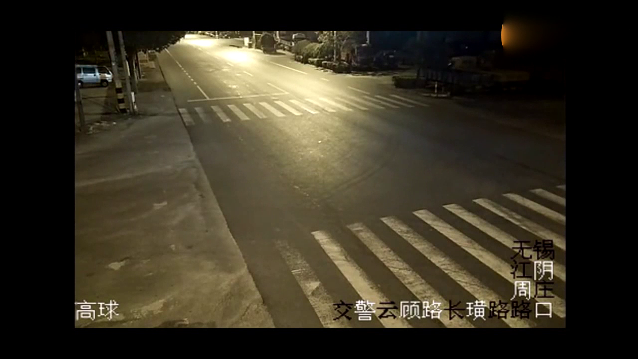 电动车闯红灯的后果，被撞的太惨