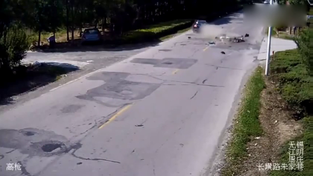 监控拍下轿车这一撞，很多人会怪罪电动车！