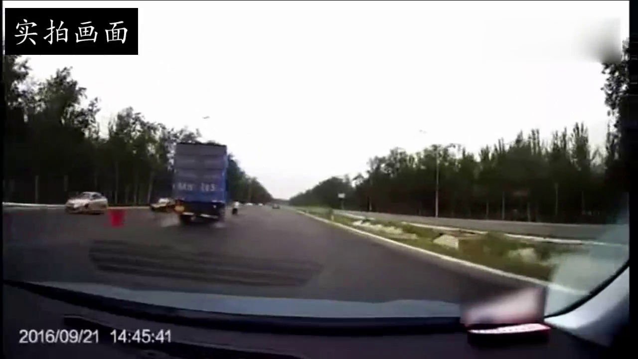 监控拍下电动车无故突然变道，接下来一幕大货车内心崩溃！