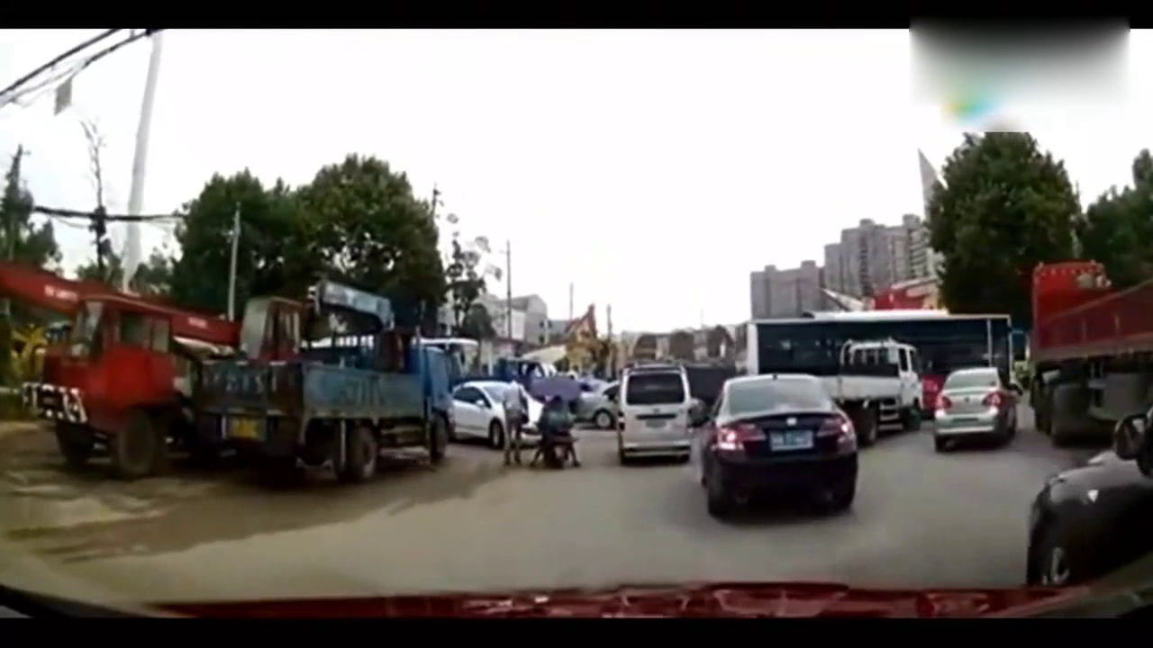 电动车连续5分钟堵在我面前，鸣笛警示后还不让，以为我不敢惹它