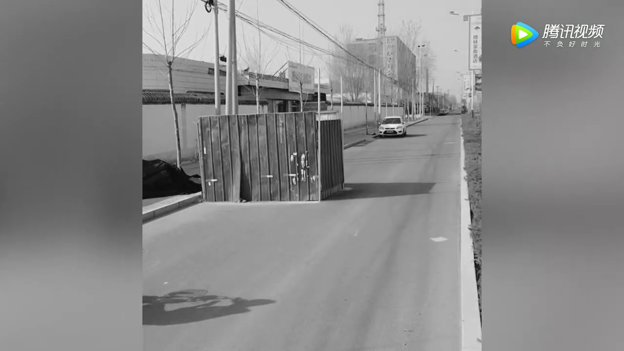 小伙骑电动车玩手机，结果悲剧了