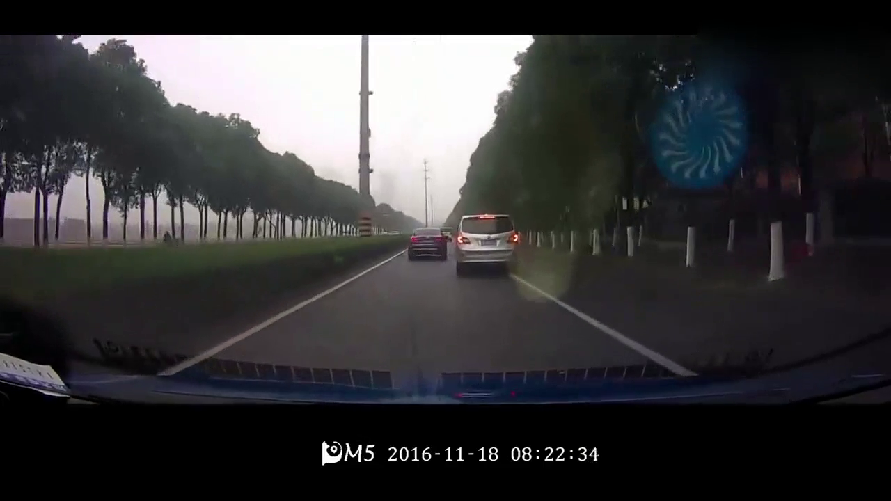 速看新的碰瓷手段！实拍小车故意别车让路边电动车碰瓷成功