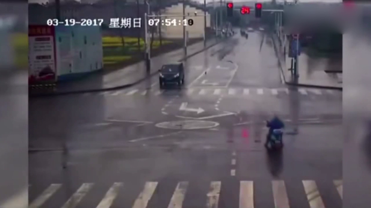 还有20秒的红灯电动车选择冲出去，接下来一幕该不该？