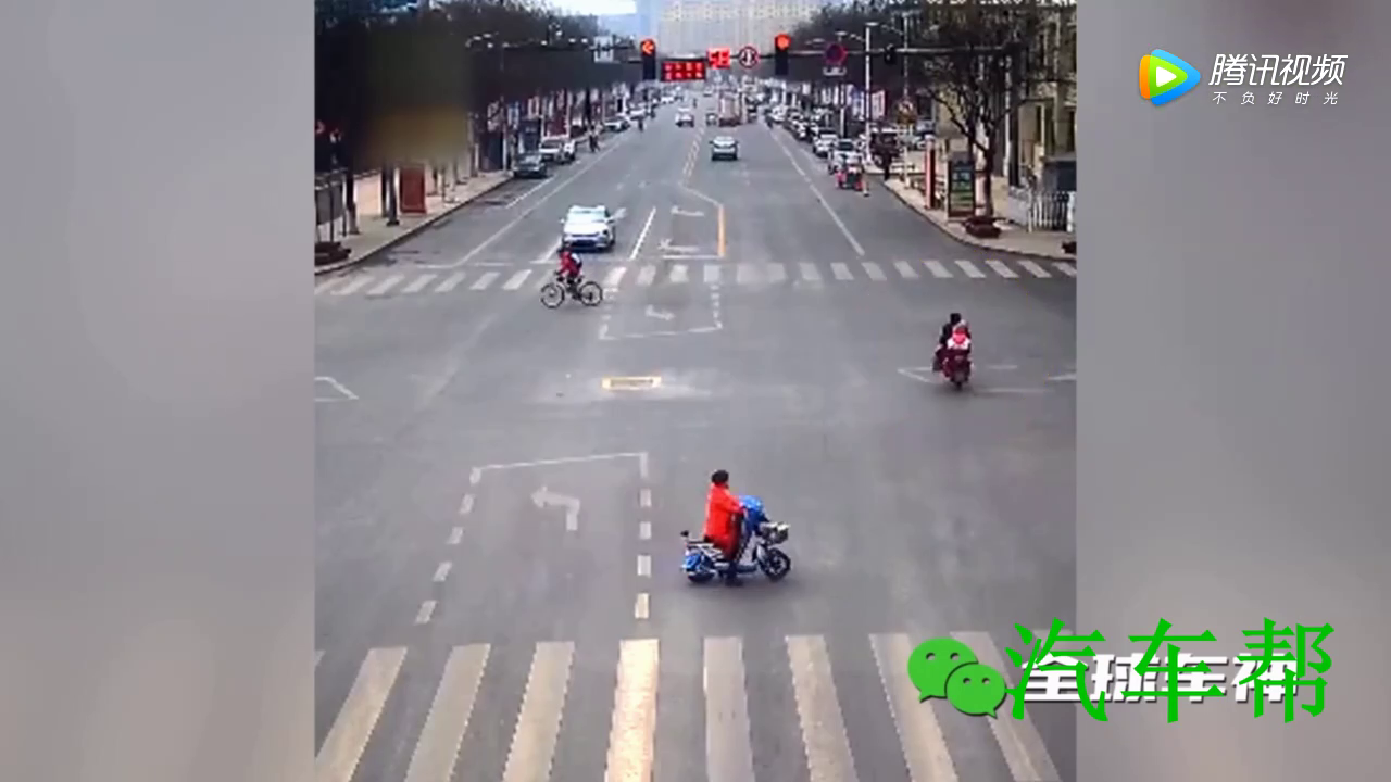 一定要注意安全：电动车闯红灯出事故，被撞飞了十几米远！
