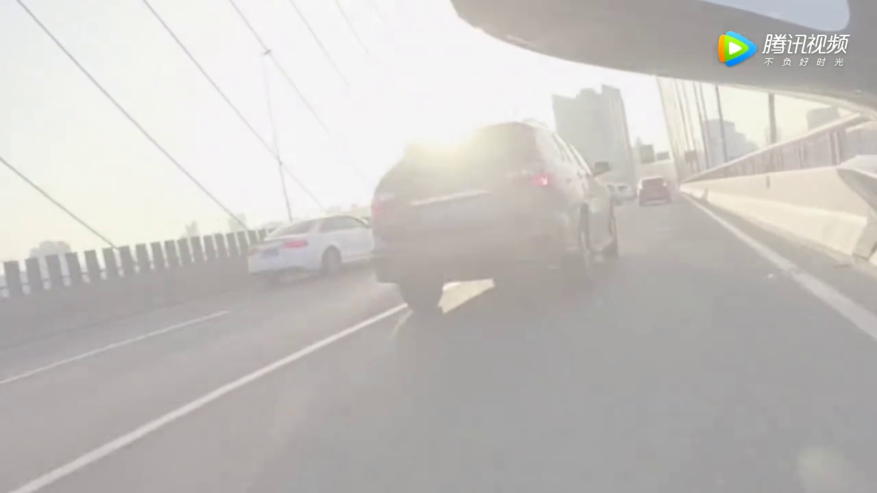 交通安全日新思考：数十辆车斑马线前等低头族，行人傲慢车主无奈