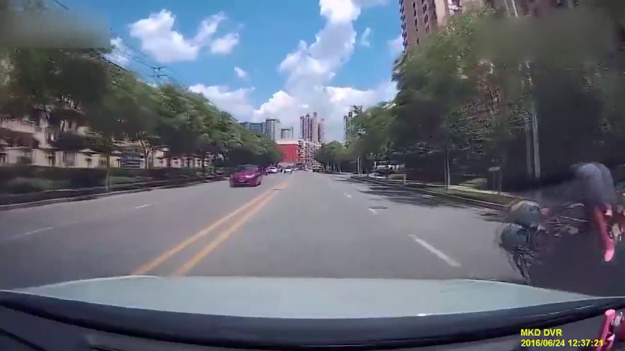 载了6-7个煤气罐电动车闯红灯被撞飞