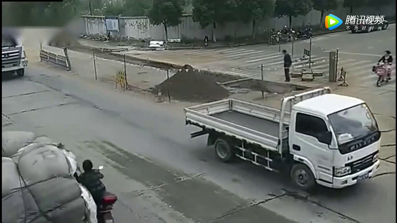 电动车司机命真大，还好你遇见个老司机，不过你那又一趴几个意思