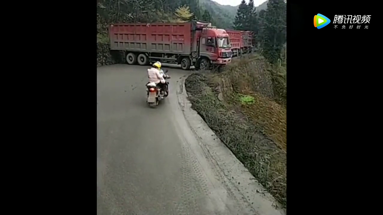 电动车都急坏了，大货车你这能掉头吗