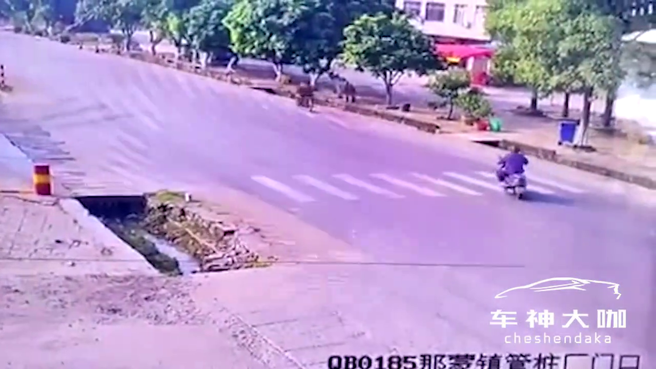 电动车别大货车，翻了