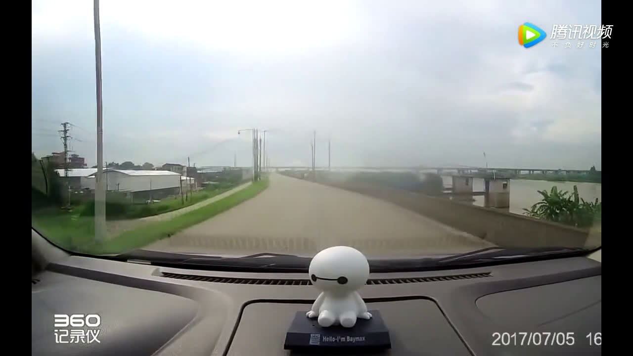 这2辆不守规矩的电动车，可恨可怜，更可恶，最终失去活命的机会  ​