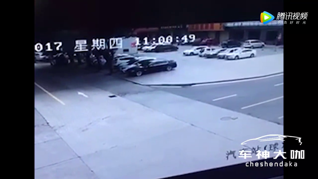 两车通过十字路口相撞后，却连累了无辜的电动车