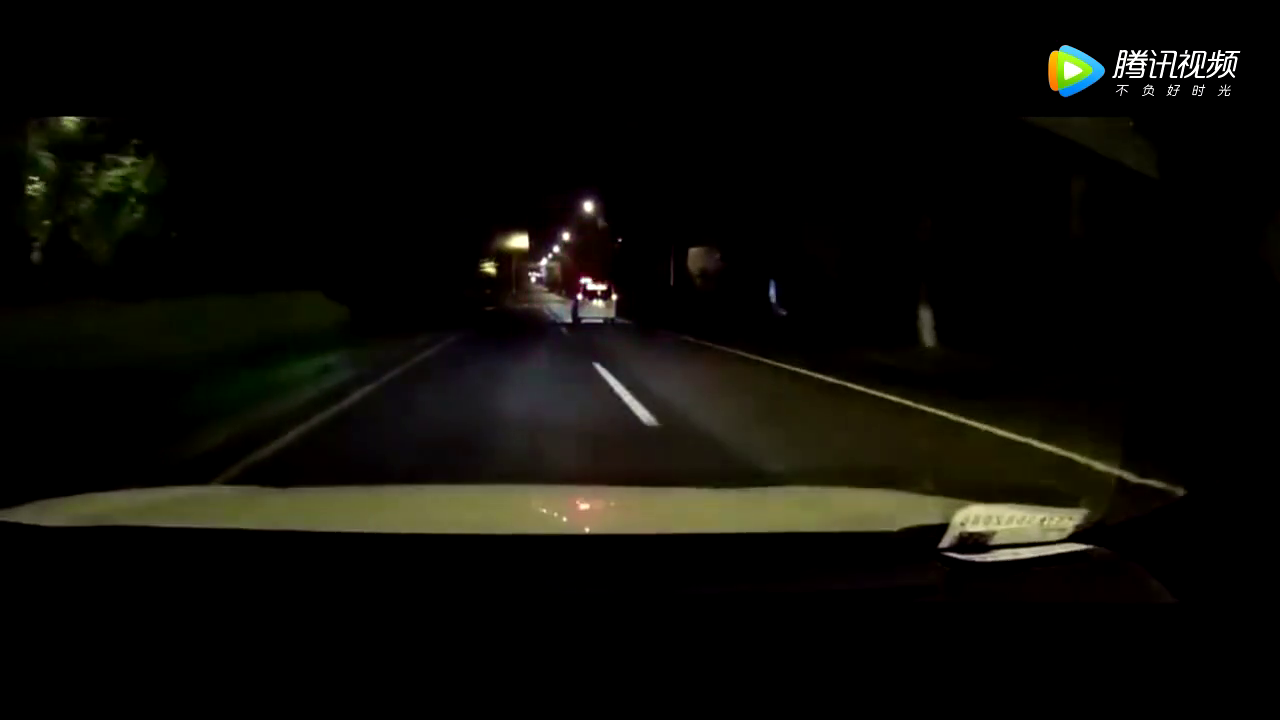 电动车夜间逆行横穿，实在是刹不住