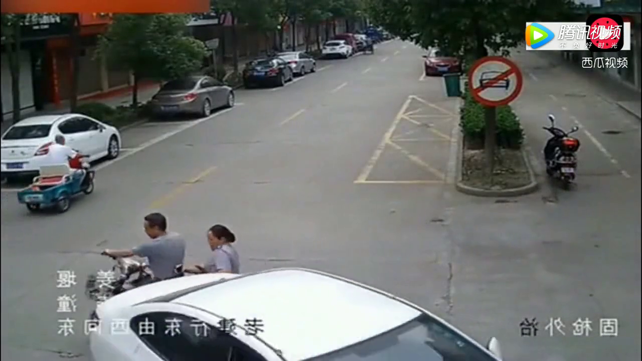 电动车夫妻准备回家，突然发觉不对劲，想跑却已来不及