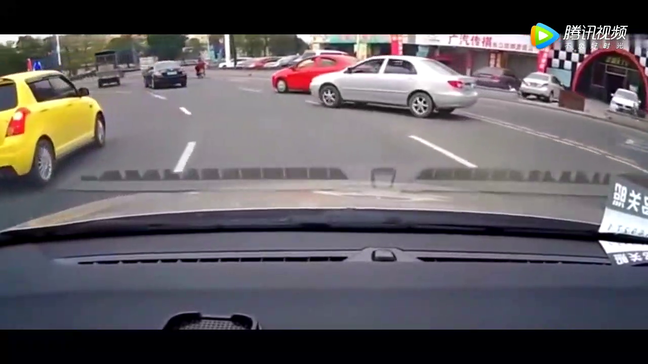 电动车无视轿车 骑行横着开