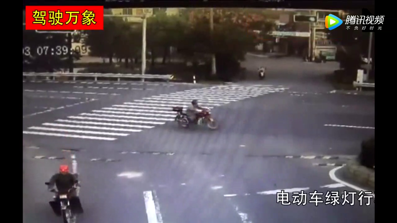 电动车女子带娃昧着良心闯红灯，更惨的还是后面的大货车司机
