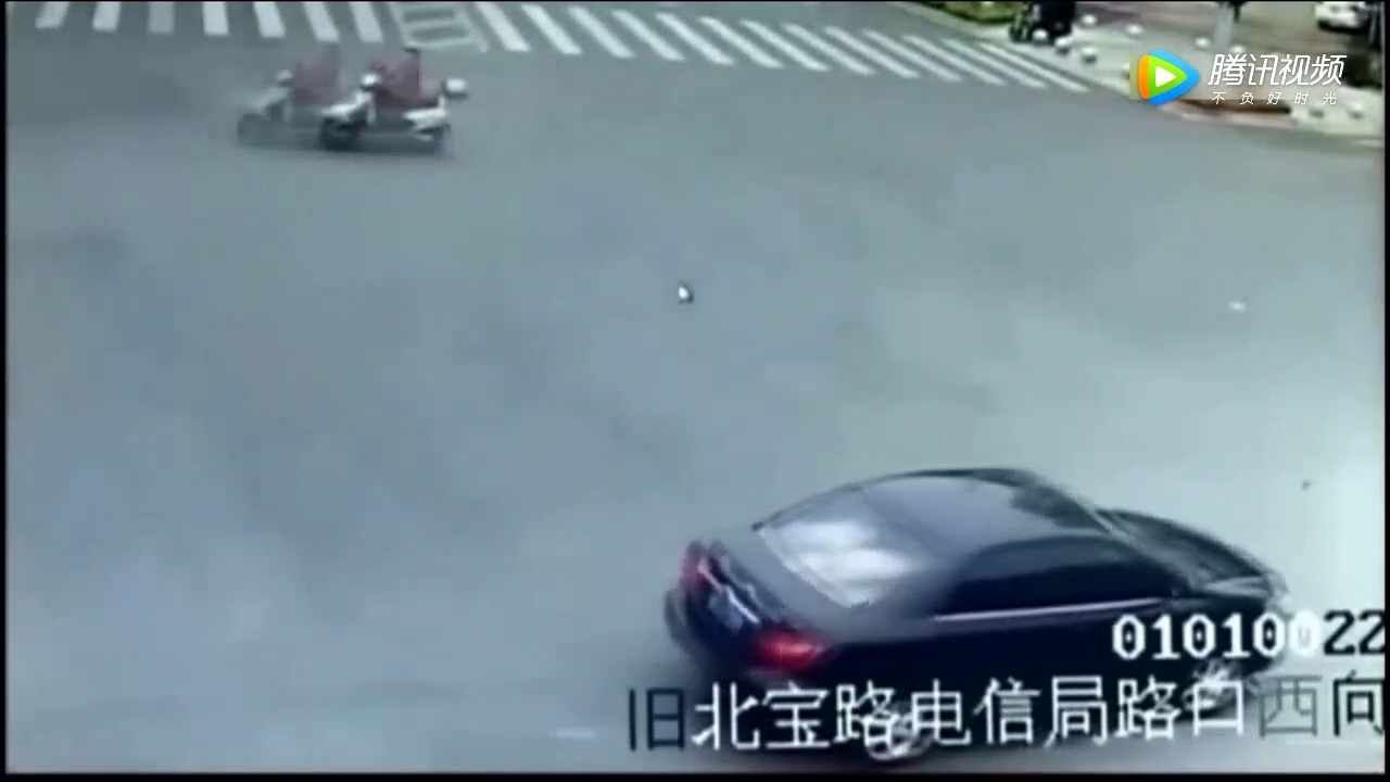 电动车司机只为了抢一秒，却让后悔一辈子！