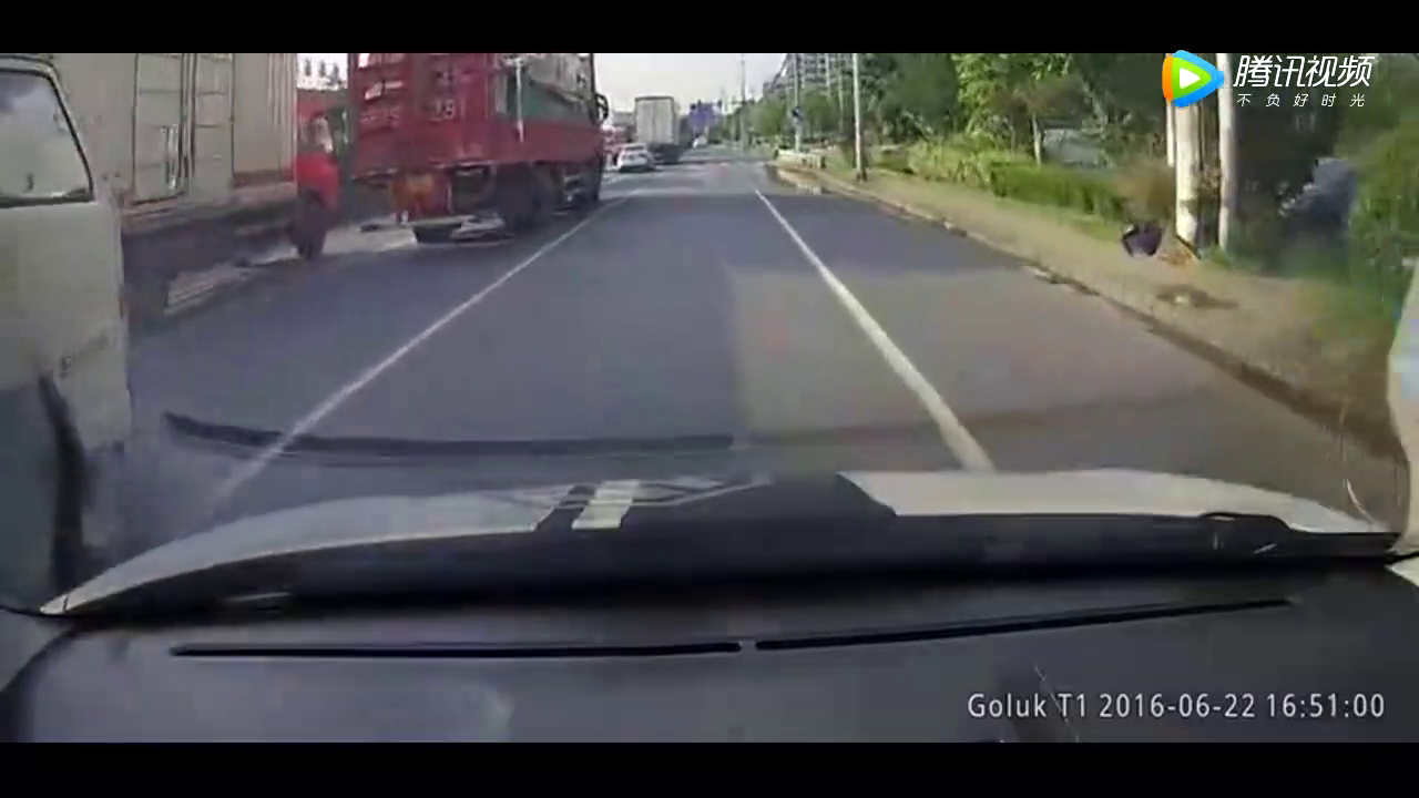 电动车美女见缝插针过马路，躲过了大货车却还是难逃一劫