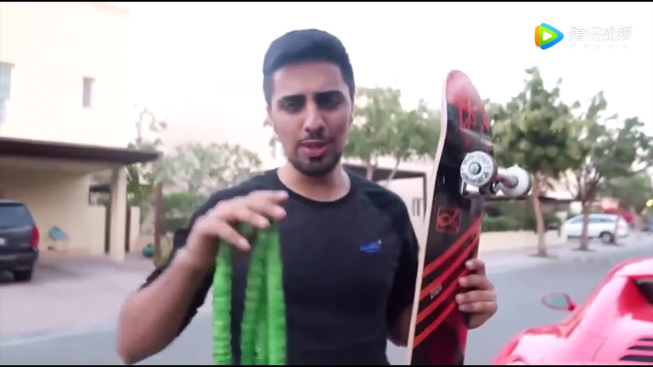 超级跑车的起步速度有多快，小伙第二天就住院了！  ​