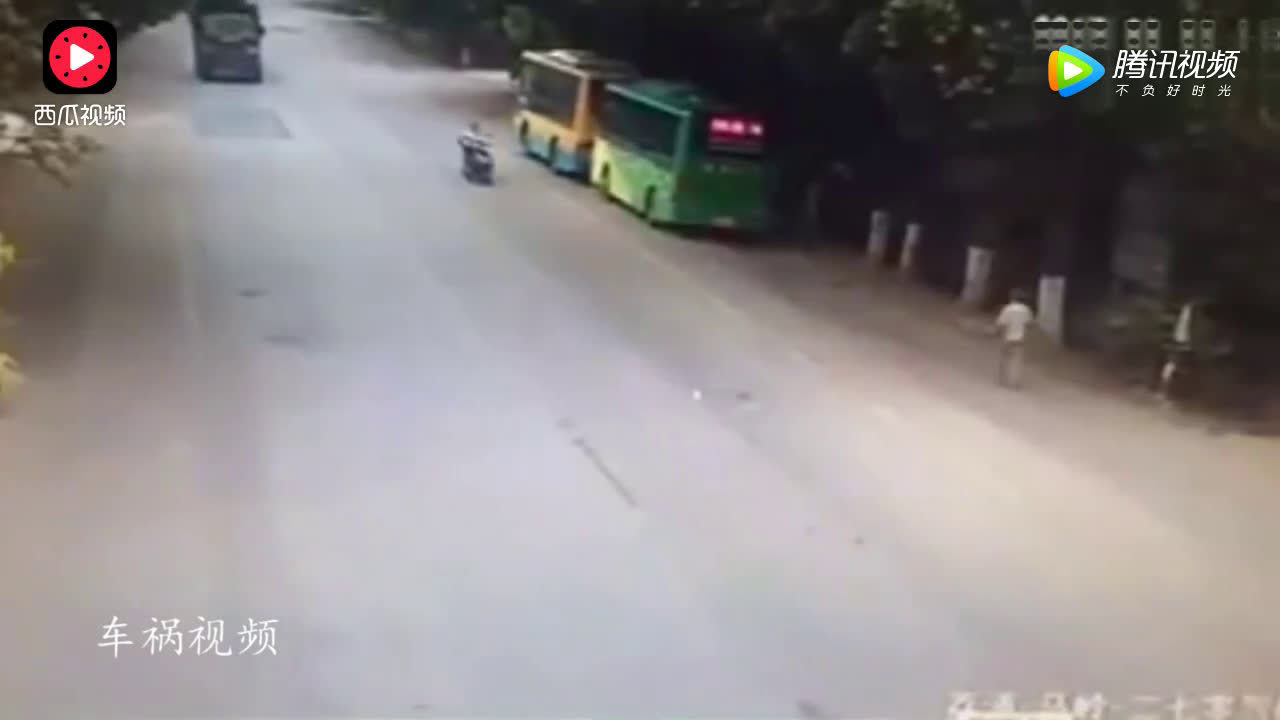 逆行的电动车对第一辆车下黑手失败，又对第2辆小车故技重施  ​